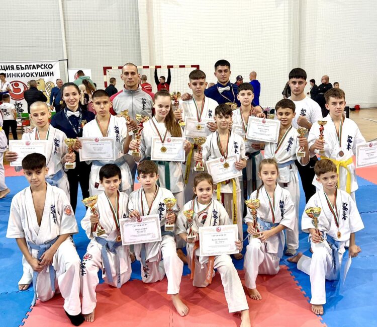 С 13 медала каратеките закриха годината