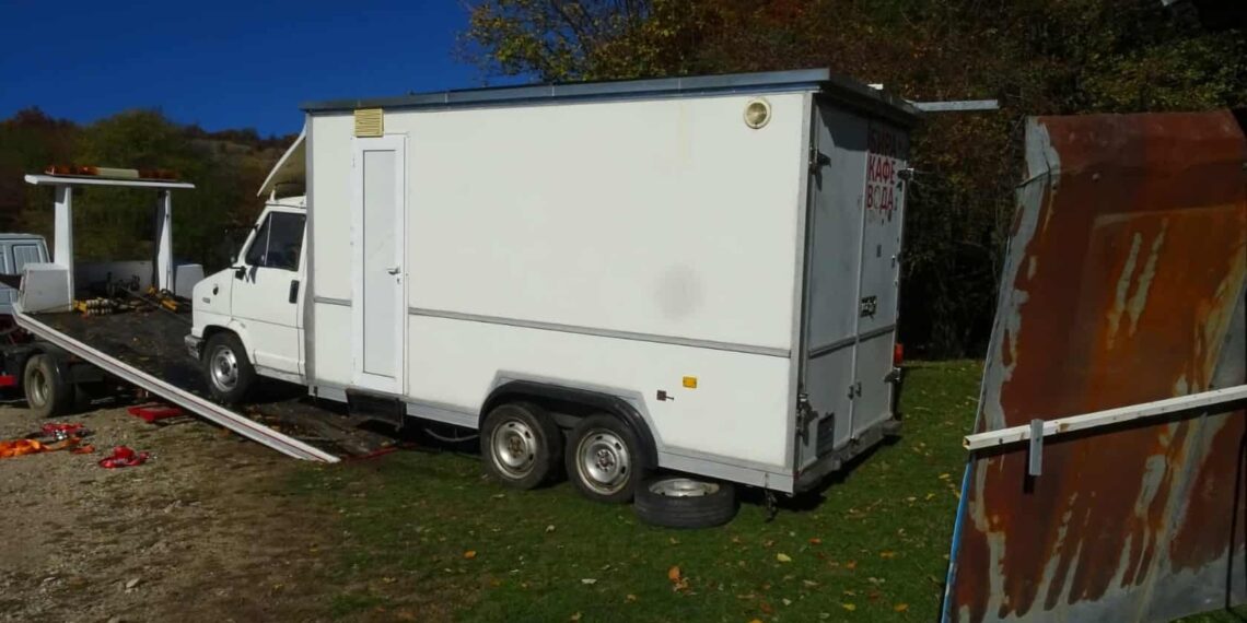 Премахнаха незаконен кемпер за храна в Балкана