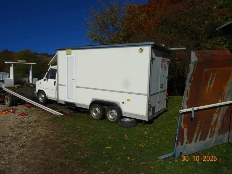 Премахнаха незаконен кемпер за храна в Балкана