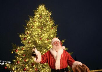 В петък светва коледната елха на площада и посрещаме Дядо Коледа