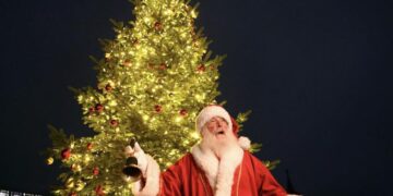 В петък светва коледната елха на площада и посрещаме Дядо Коледа