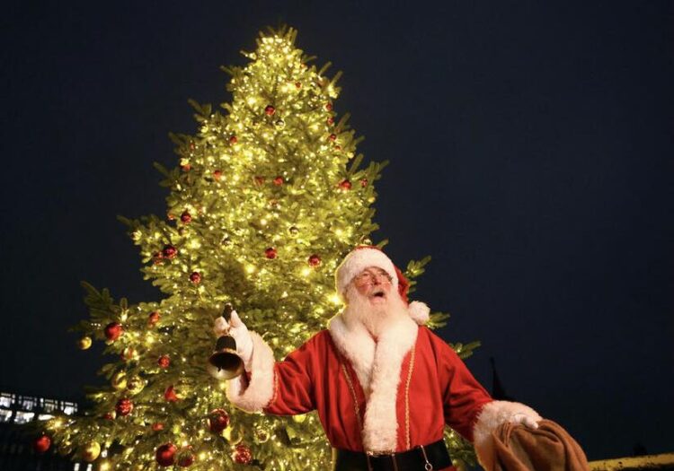 В петък светва коледната елха на площада и посрещаме Дядо Коледа