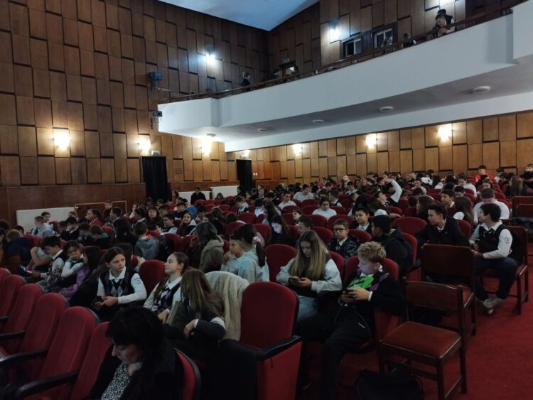 Борба с противообществените прояви на малолетни и непълнолетни с творчество, спорт и онлайн безопасност