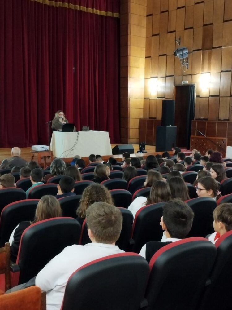 Борба с противообществените прояви на малолетни и непълнолетни с творчество, спорт и онлайн безопасност