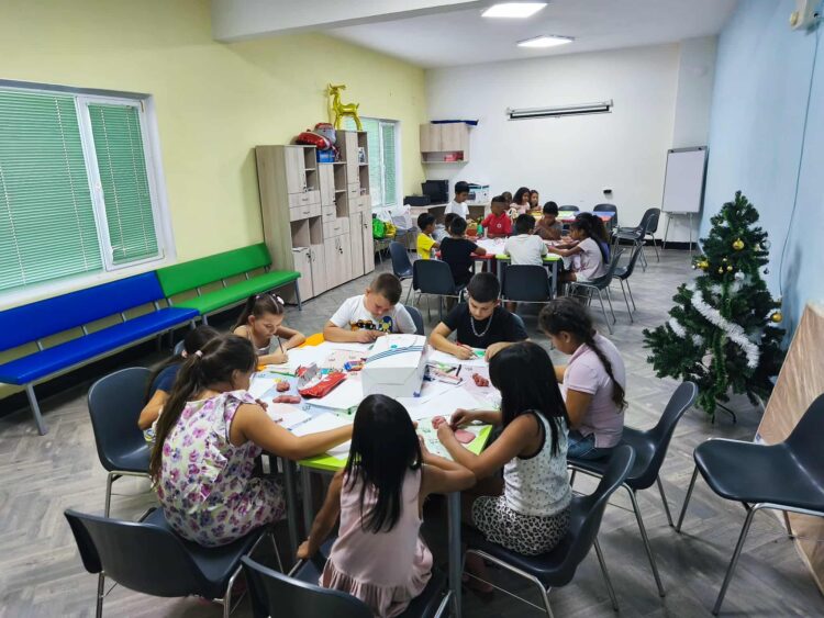 Борба с противообществените прояви на малолетни и непълнолетни с творчество, спорт и онлайн безопасност