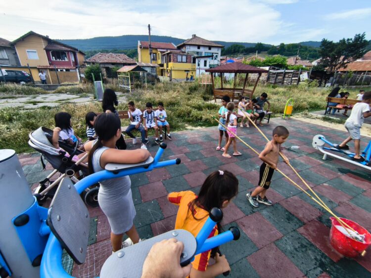 Борба с противообществените прояви на малолетни и непълнолетни с творчество, спорт и онлайн безопасност