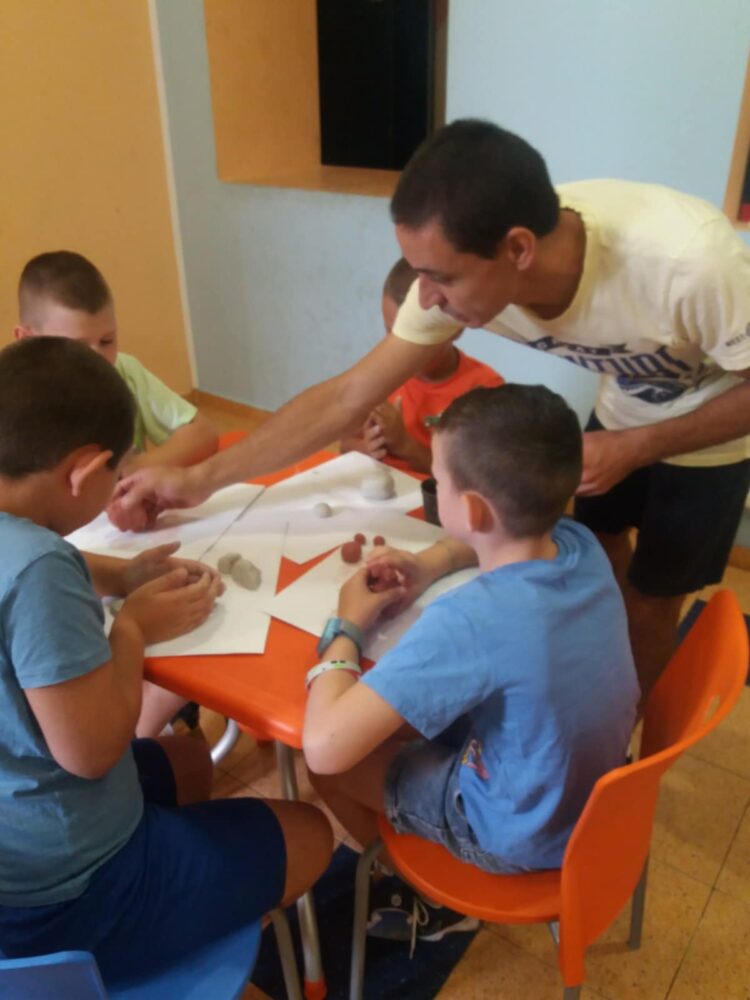 Борба с противообществените прояви на малолетни и непълнолетни с творчество, спорт и онлайн безопасност