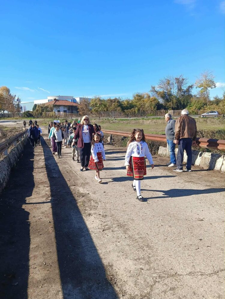 Със знаме, питка и сол градничани отбелязаха 140 г. от построяването на моста на р. Видима
