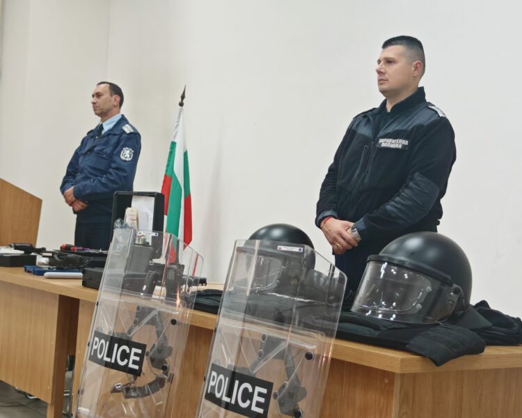 Ученици влязоха в ОД МВР-Габрово, представиха им полицейската професия