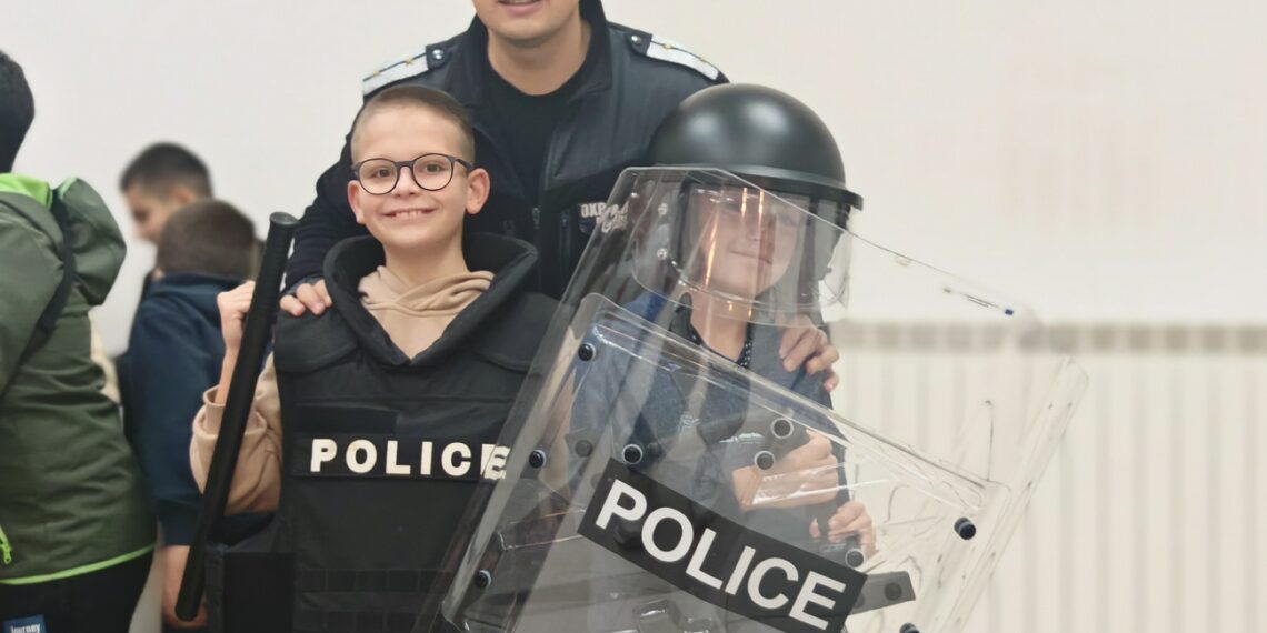 Ученици влязоха в ОД МВР-Габрово, представиха им полицейската професия