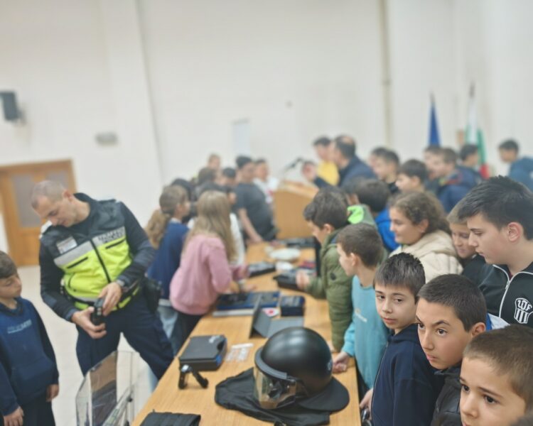 Ученици влязоха в ОД МВР-Габрово, представиха им полицейската професия