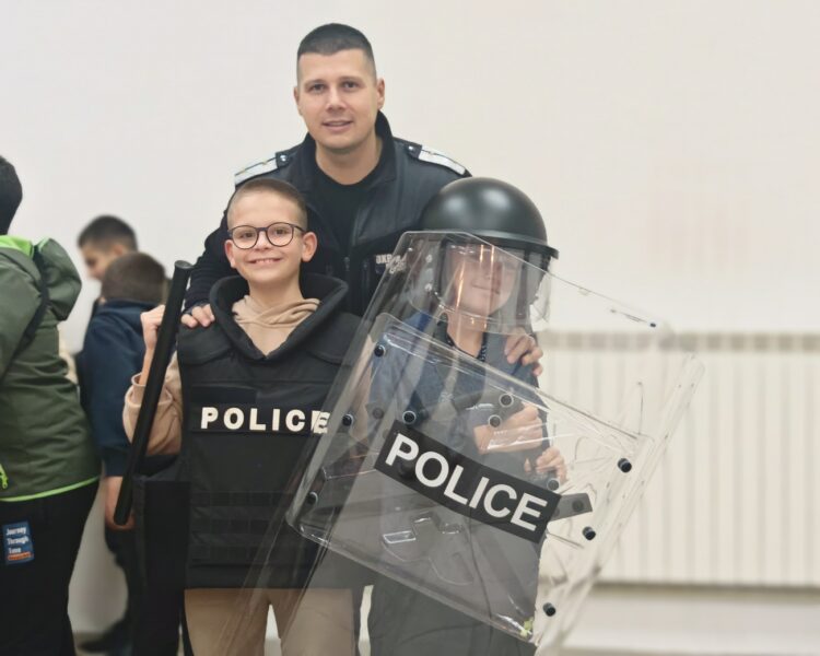 Ученици влязоха в ОД МВР-Габрово, представиха им полицейската професия