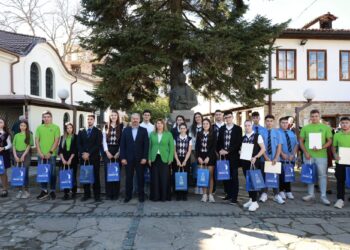 Изявени ученици бяха наградени в навечерието на Деня на будителите