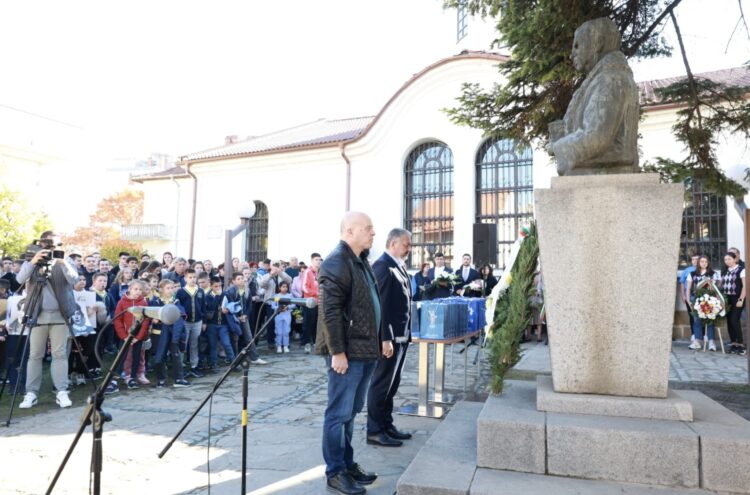 Изявени ученици бяха наградени в навечерието на Деня на будителите
