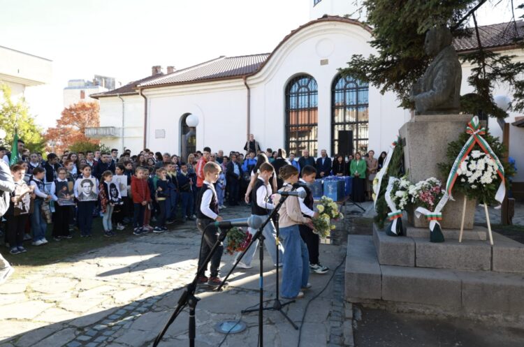 Изявени ученици бяха наградени в навечерието на Деня на будителите