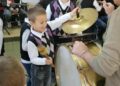 Деца се запознаха на живо с музикални инструменти