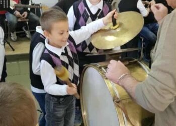 Деца се запознаха на живо с музикални инструменти