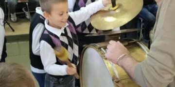 Деца се запознаха на живо с музикални инструменти