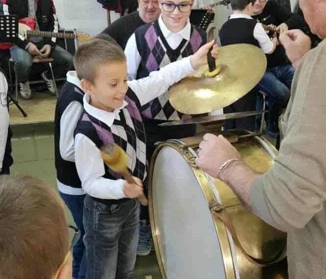 Деца се запознаха на живо с музикални инструменти