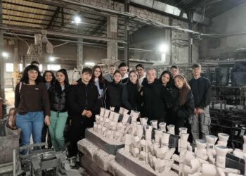 Как се кове желязото видяха на живо ученици от ПГМЕТ