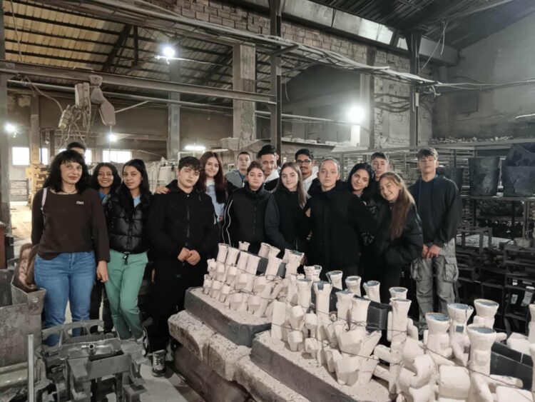 Как се кове желязото видяха на живо ученици от ПГМЕТ