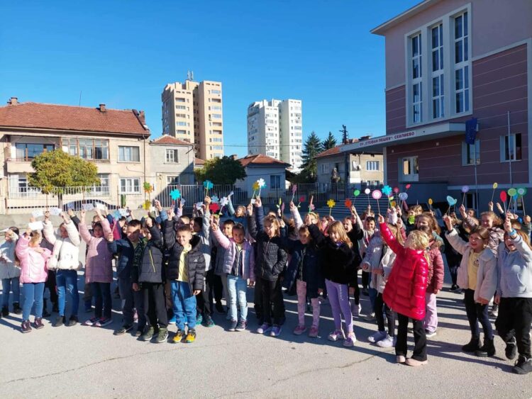 Малките първокласници – с голямо послание за доброта