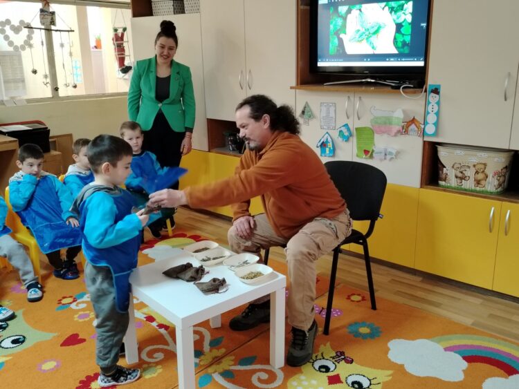 Севлиевски деца опознаха билките в час по горска педагогика