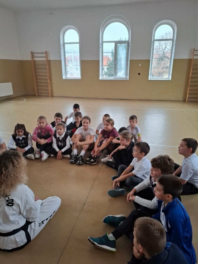 Деца се запознаха с полицейската лична защита