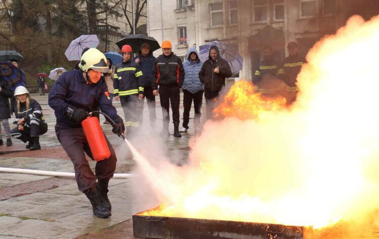 Доброволци от Габрово, Севлиево и Трявна показаха умения за спасителни акции в атрактивно състезание