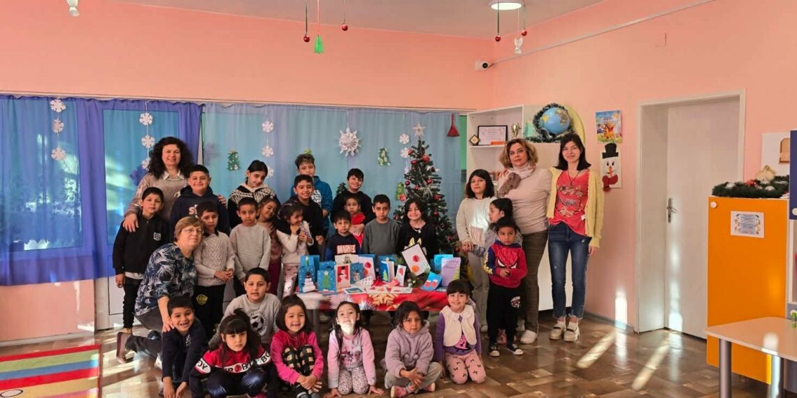 В Душево ученици помагаха в детската градина за коледни картички