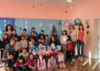 В Душево ученици помагаха в детската градина за коледни картички
