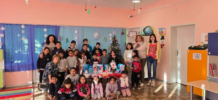В Душево ученици помагаха в детската градина за коледни картички