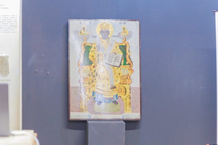 200-годишна икона на свети Никола показаха за първи път в музея