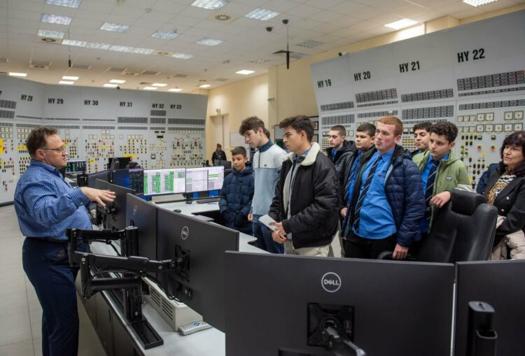 Ученици от ПГМЕТ “измерваха” радиация в АЕЦ “Козлодуй”