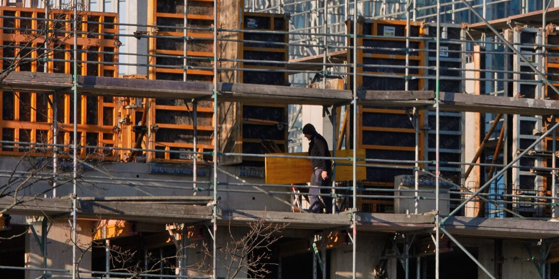 Украинец падна от покрива на новостроящия се ритейл парк в Габрово, пострада тежко