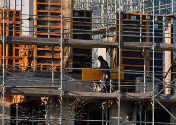 Украинец падна от покрива на новостроящия се ритейл парк в Габрово, пострада тежко