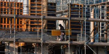 Украинец падна от покрива на новостроящия се ритейл парк в Габрово, пострада тежко