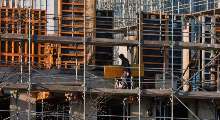 Украинец падна от покрива на новостроящия се ритейл парк в Габрово, пострада тежко