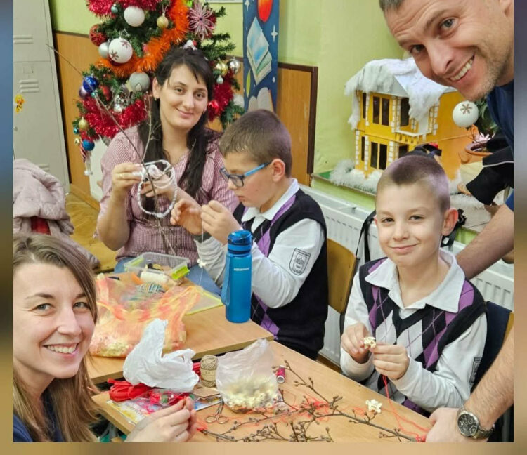 Деца и родители участваха в работилница за сурвакници