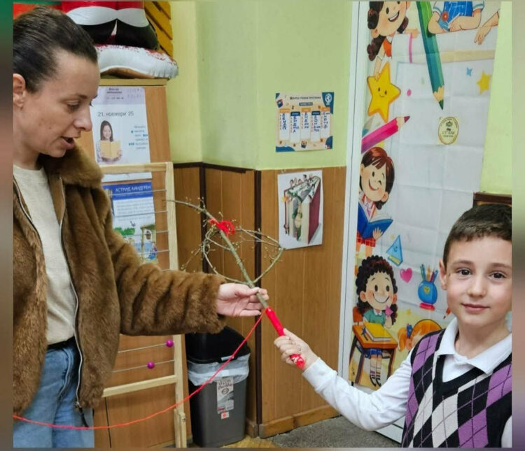 Деца и родители участваха в работилница за сурвакници