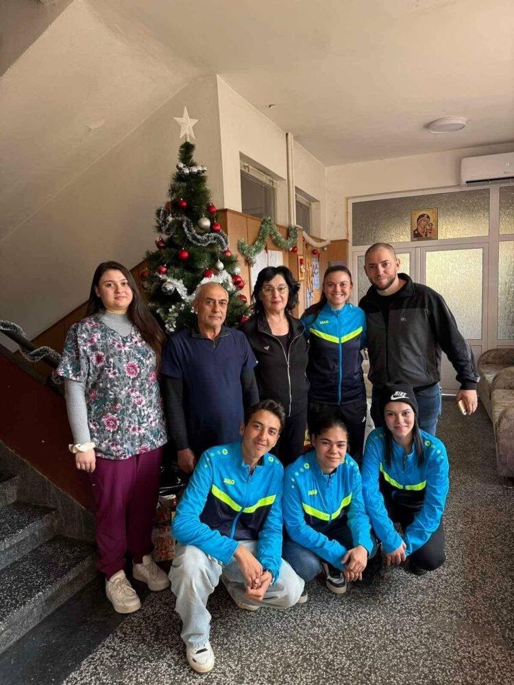 Ученици от Градница добруваха в Дом за стари хора