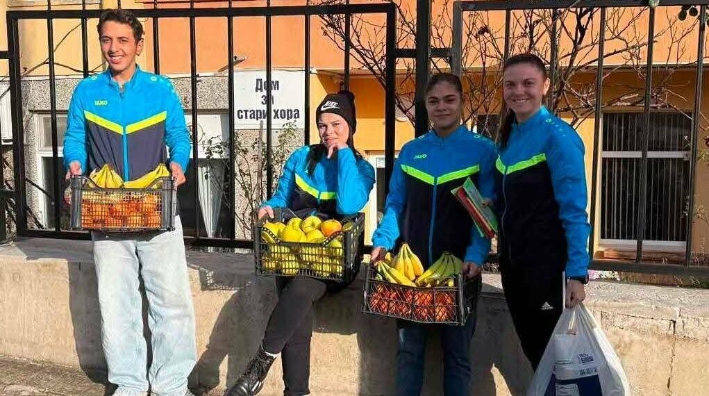 Ученици от Градница добруваха в Дом за стари хора