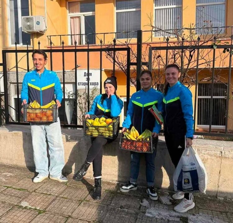 Ученици от Градница добруваха в Дом за стари хора