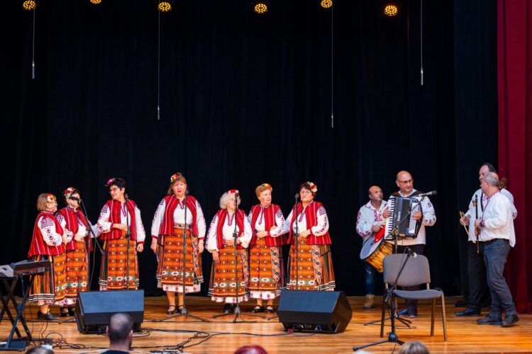 Концерт “В светлината на Коледа с песен” на ФФ “Веселина” и приятели