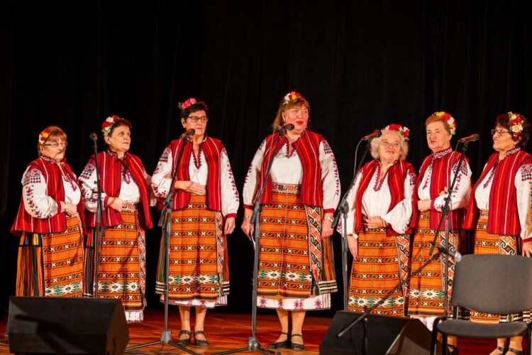 Концерт “В светлината на Коледа с песен” на ФФ “Веселина” и приятели