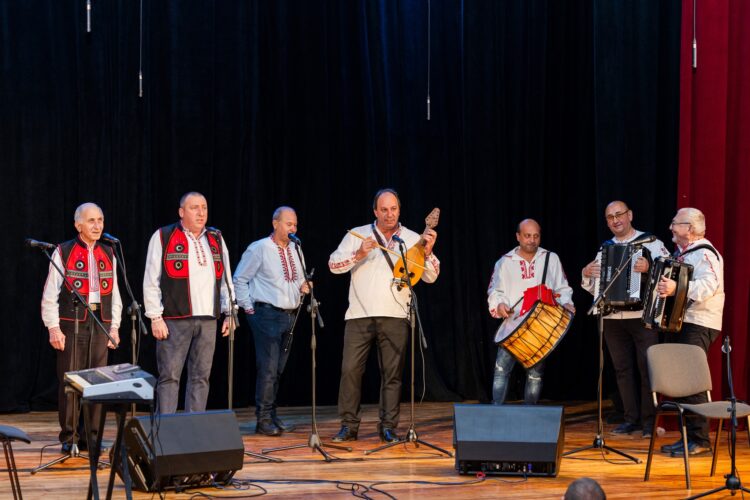 Концерт “В светлината на Коледа с песен” на ФФ “Веселина” и приятели