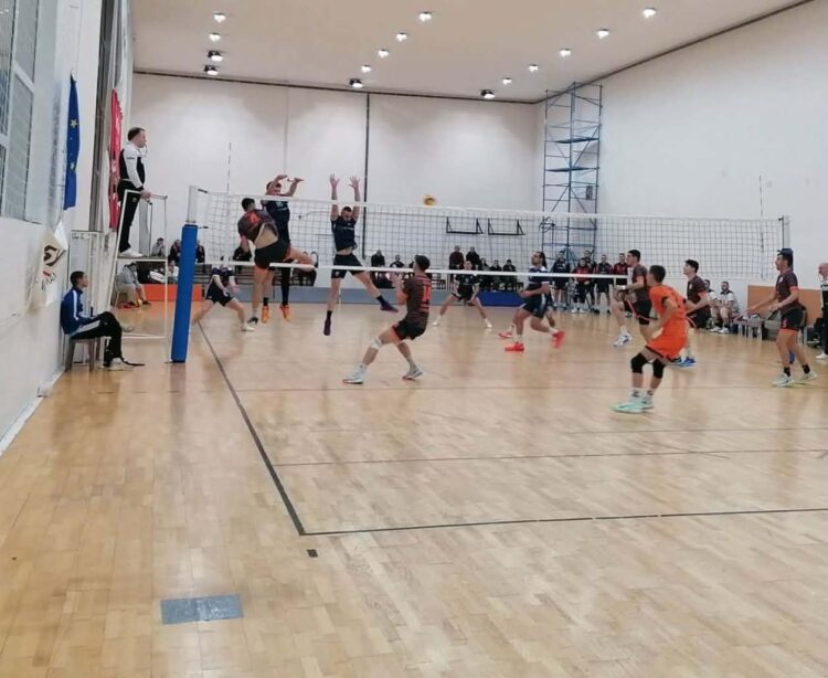 Трудна, но сладка победа за волейболистите навън