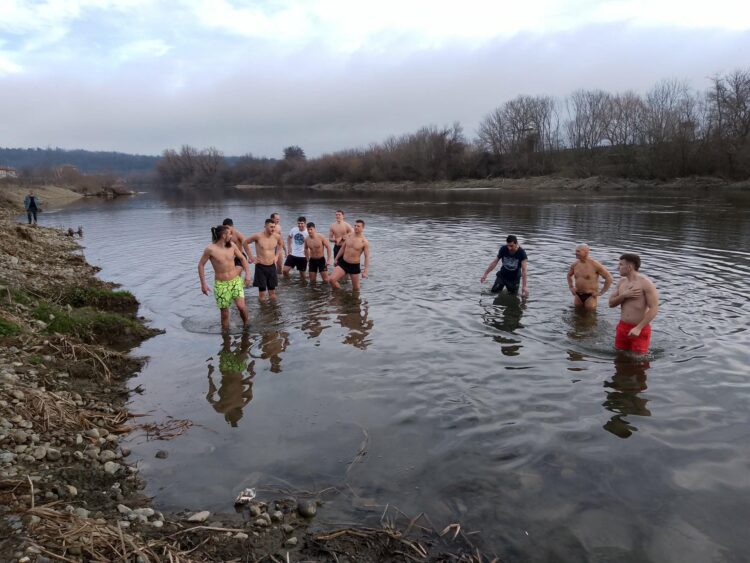Десет момчета се бориха за Богоявленския кръст, Симеон Спасов го спаси за трети път