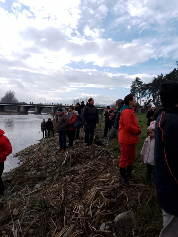 Десет момчета се бориха за Богоявленския кръст, Симеон Спасов го спаси за трети път