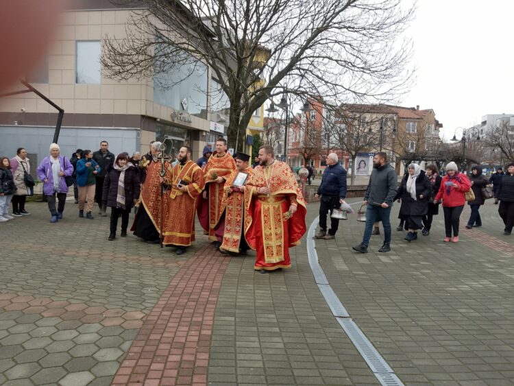 Десет момчета се бориха за Богоявленския кръст, Симеон Спасов го спаси за трети път